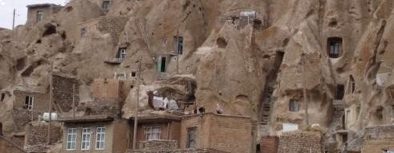 قرية محفورة في الصخر (  كاندوفان ) ( فارسية : كندوان )