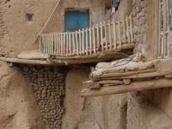 قرية محفورة في الصخر (  كاندوفان ) ( فارسية : كندوان )